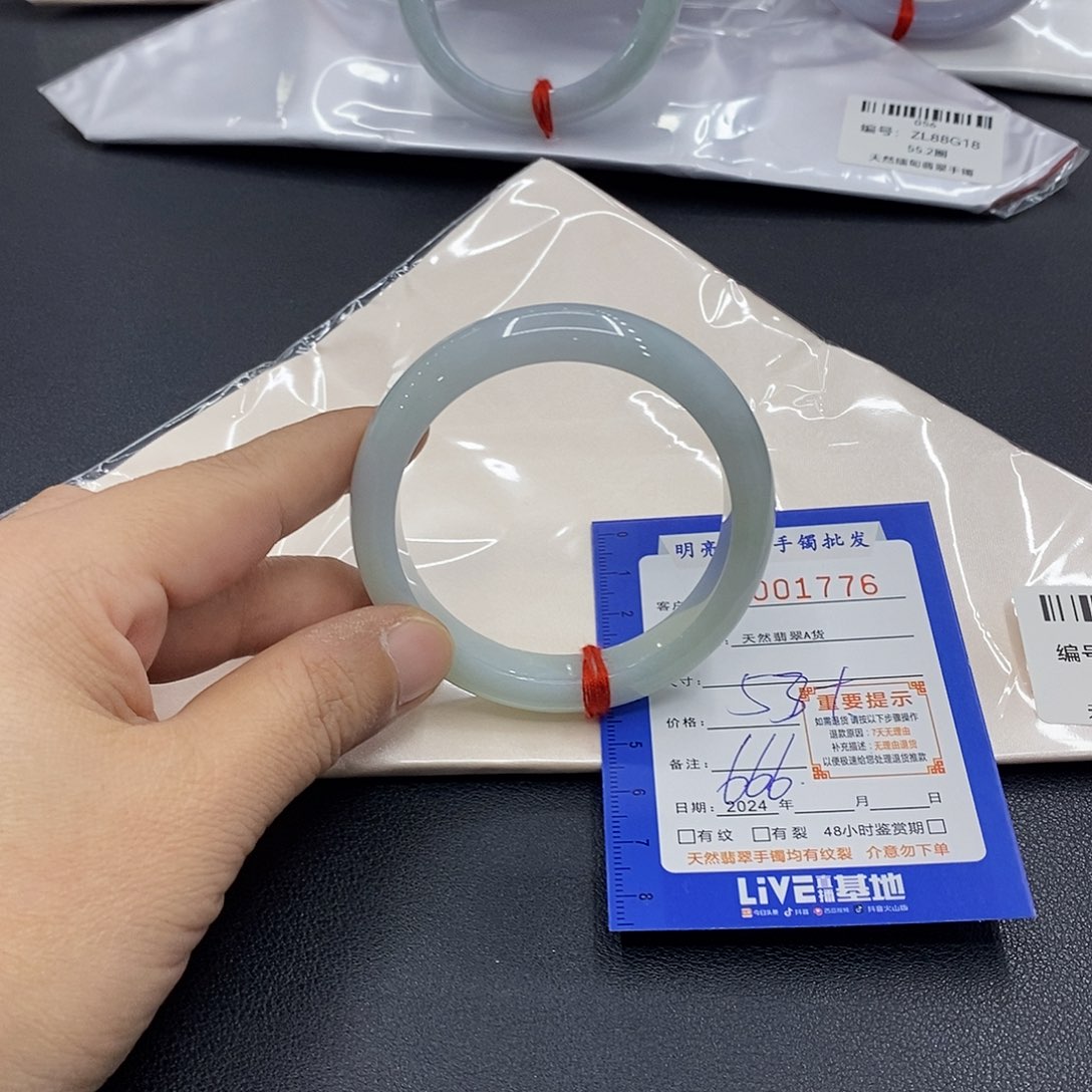 翡翠手镯未镶嵌翡翠手镯