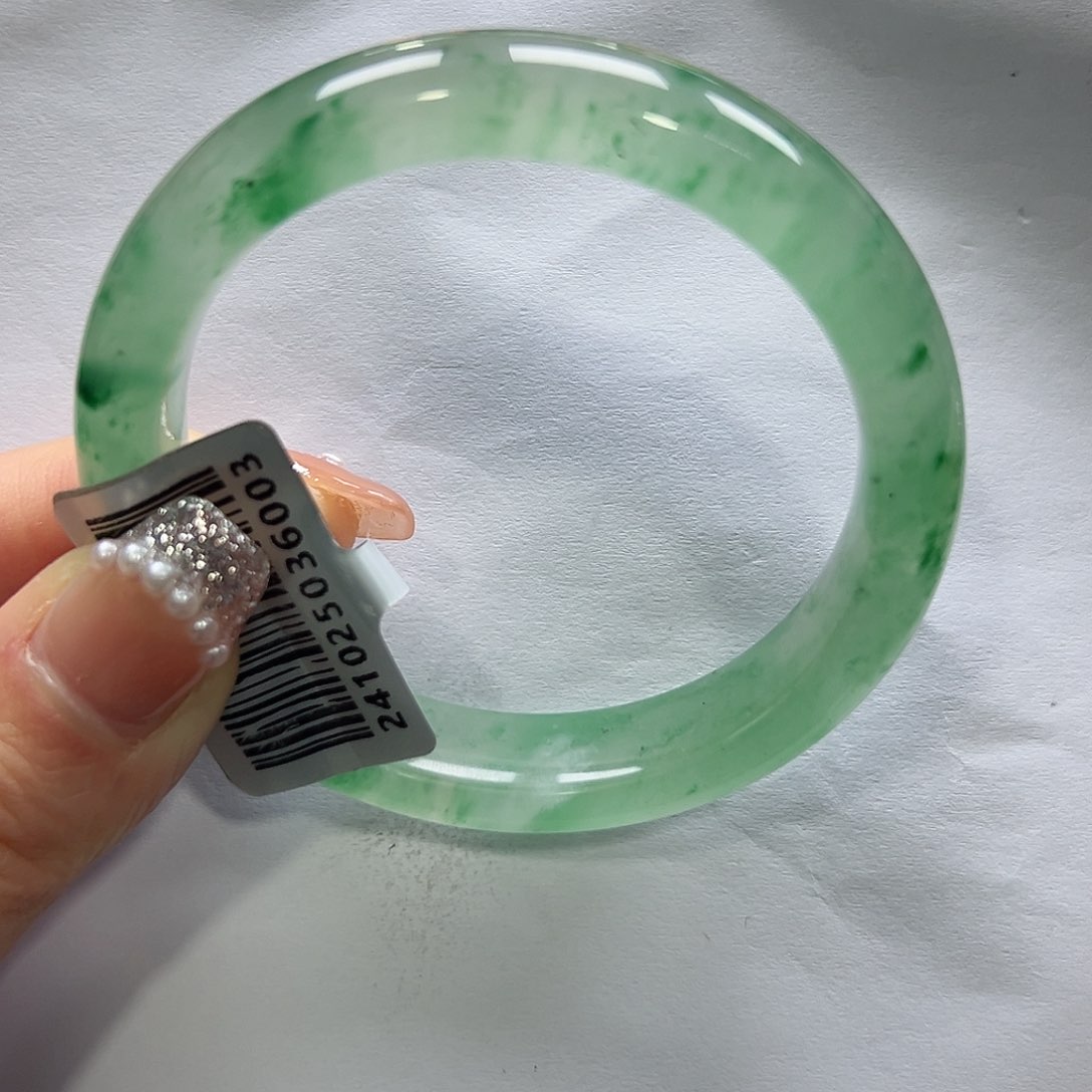 石英质玉手镯未镶嵌?****