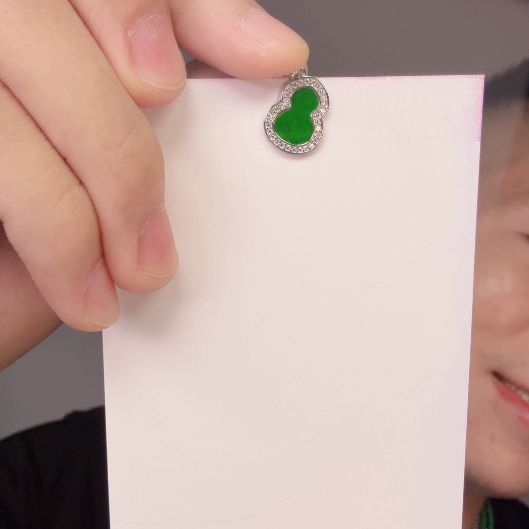 翡翠未镶嵌颈饰一件