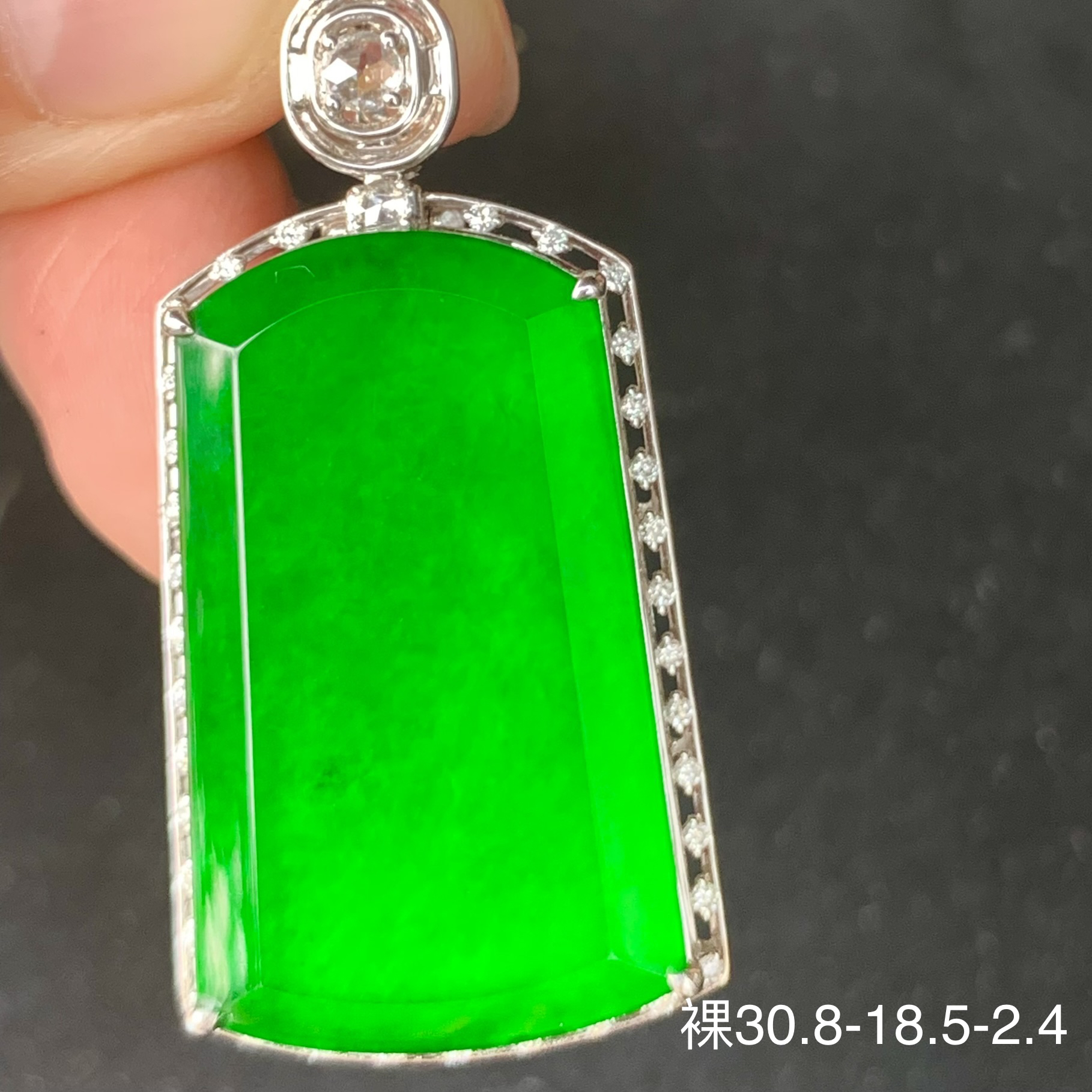 帝王绿无事牌天然翡翠吊坠 颜色鲜亮 镶嵌精致