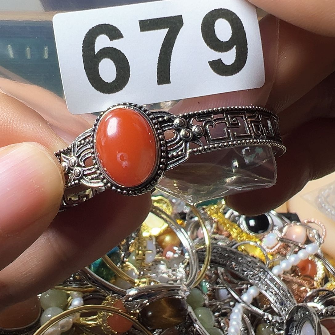 南红玛瑙手镯未镶嵌