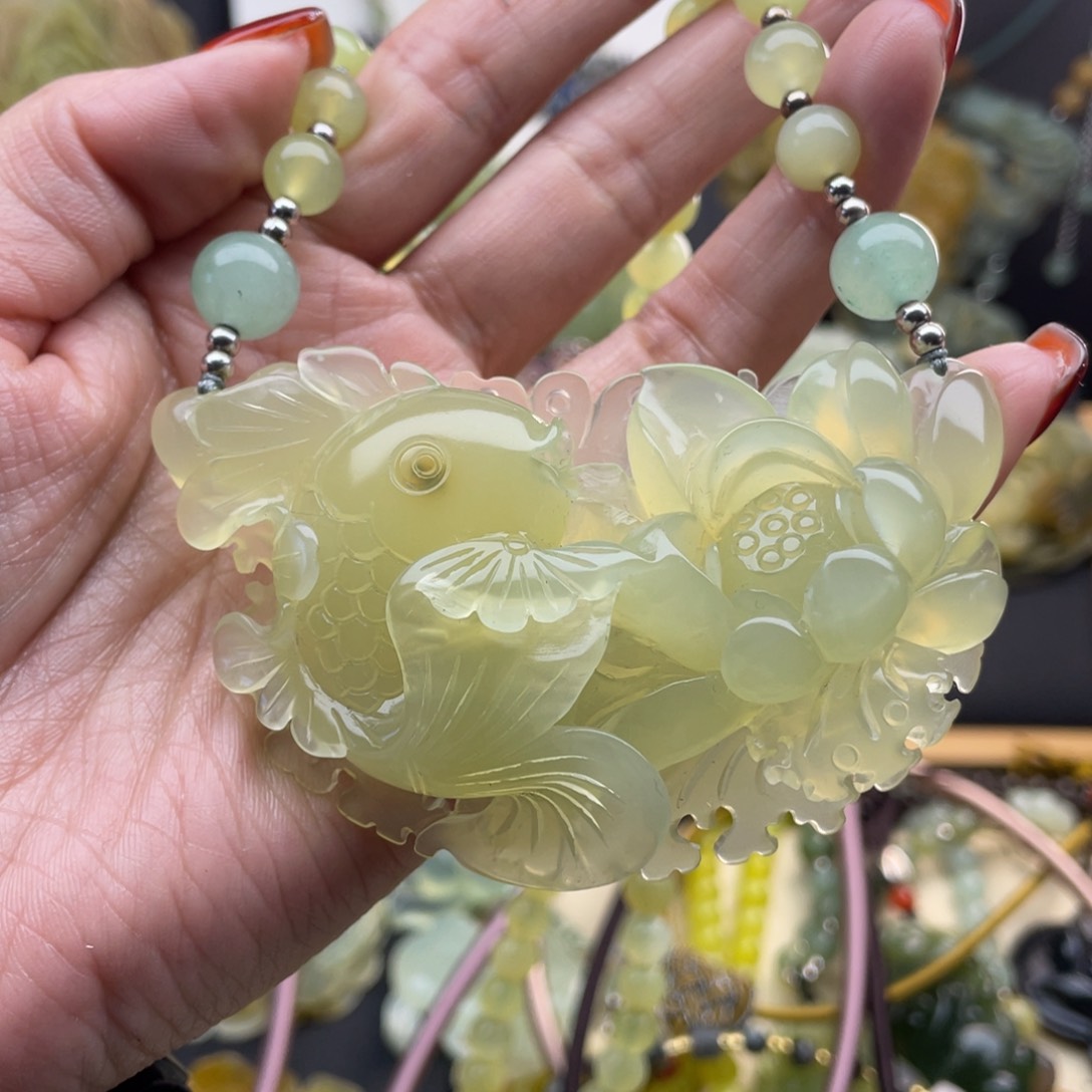 蛇纹石玉颈饰未镶嵌