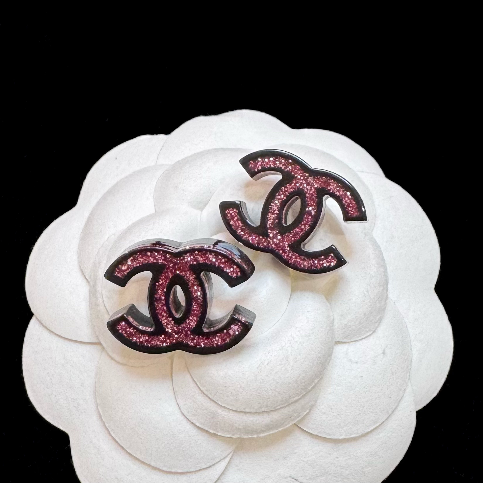 95新 Chanel/香奈儿 Chanel黑粉拼色亚克力双c耳钉 2410022