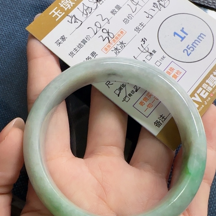 翡翠颈饰未镶嵌守****女