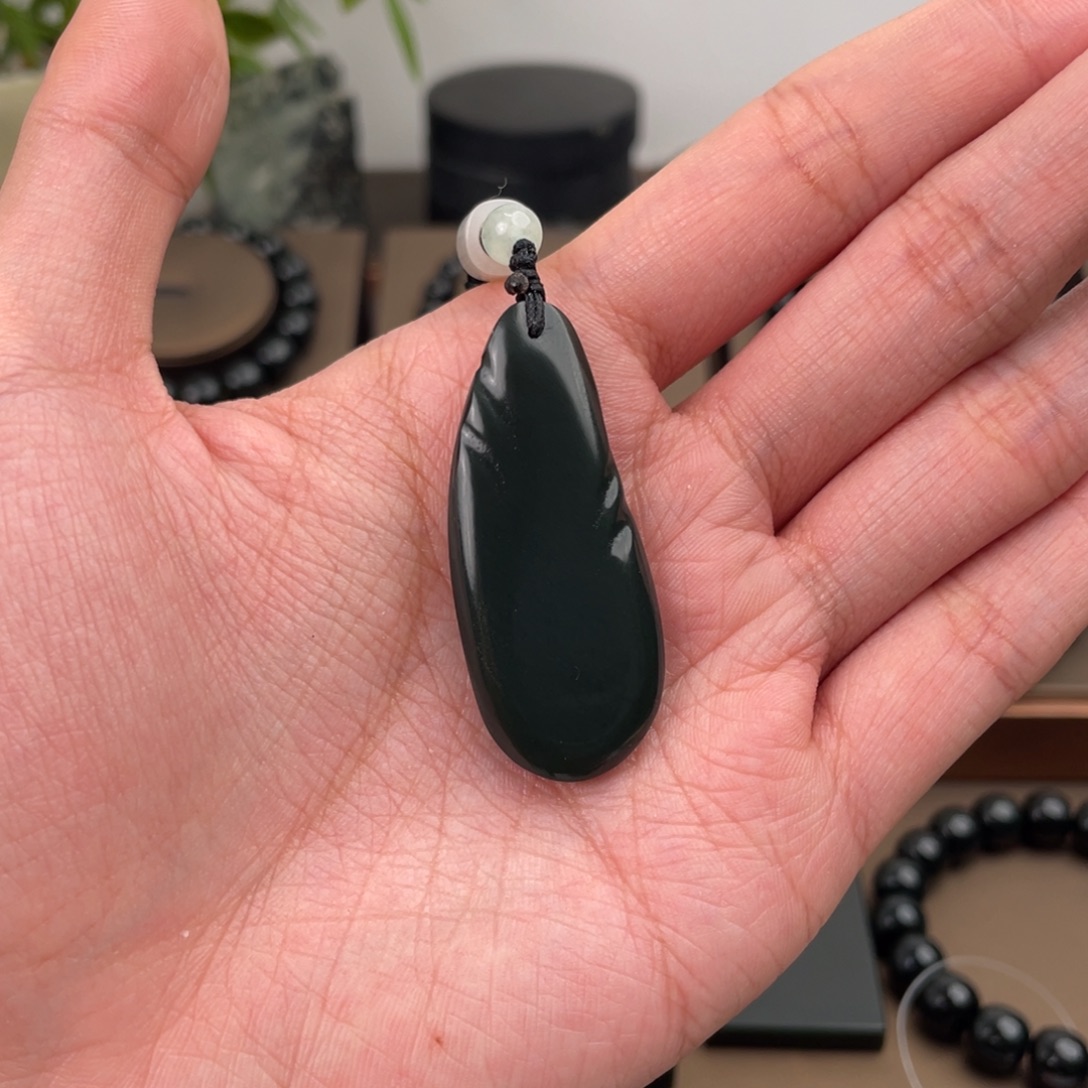 和田玉未镶嵌颈饰塔青天花板细度