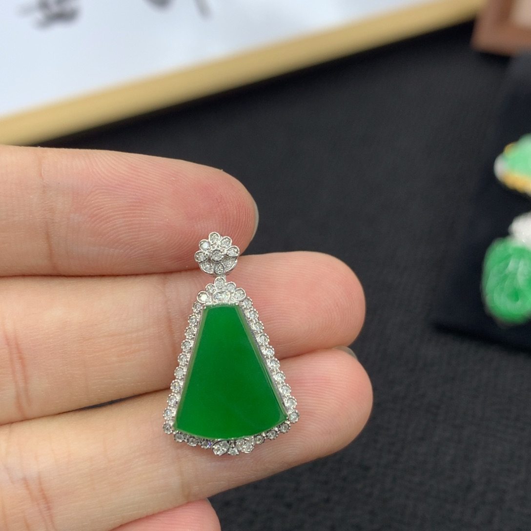 颈饰18K金镶嵌翡翠无事牌