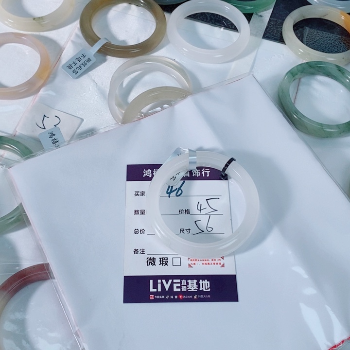 浅****石英质玉未镶嵌手镯46