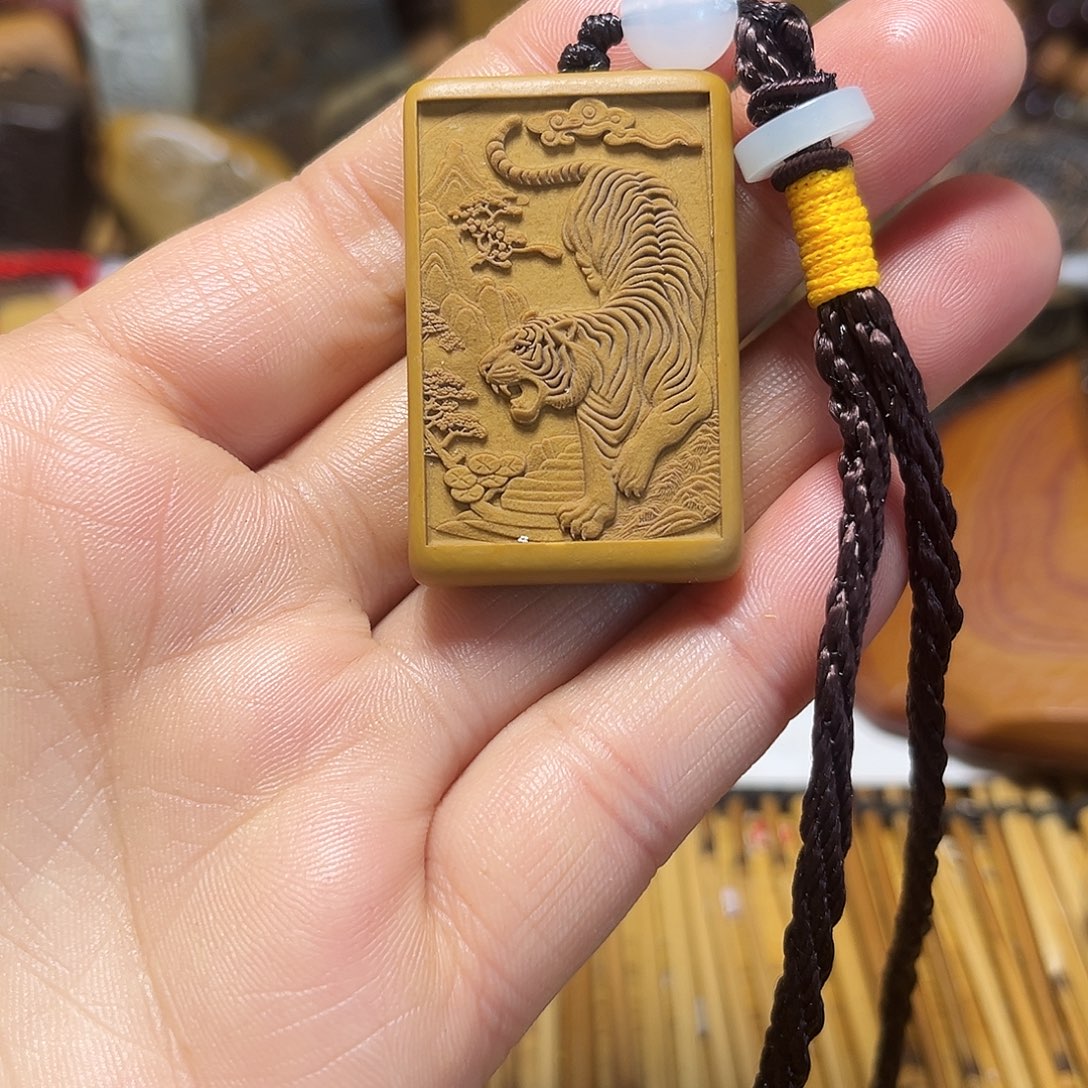 新疆原石雕刻手把件