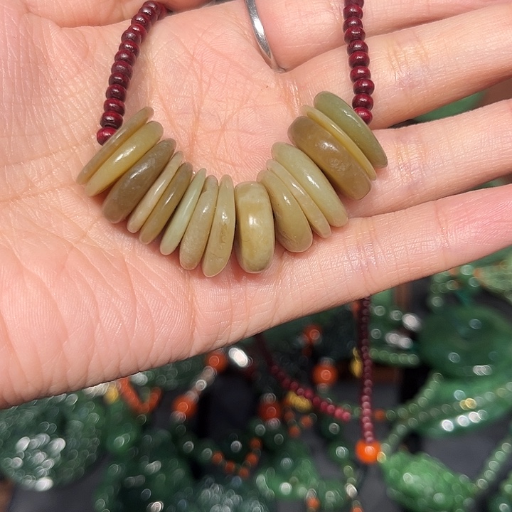 颈饰未镶嵌和田玉（糖玉）