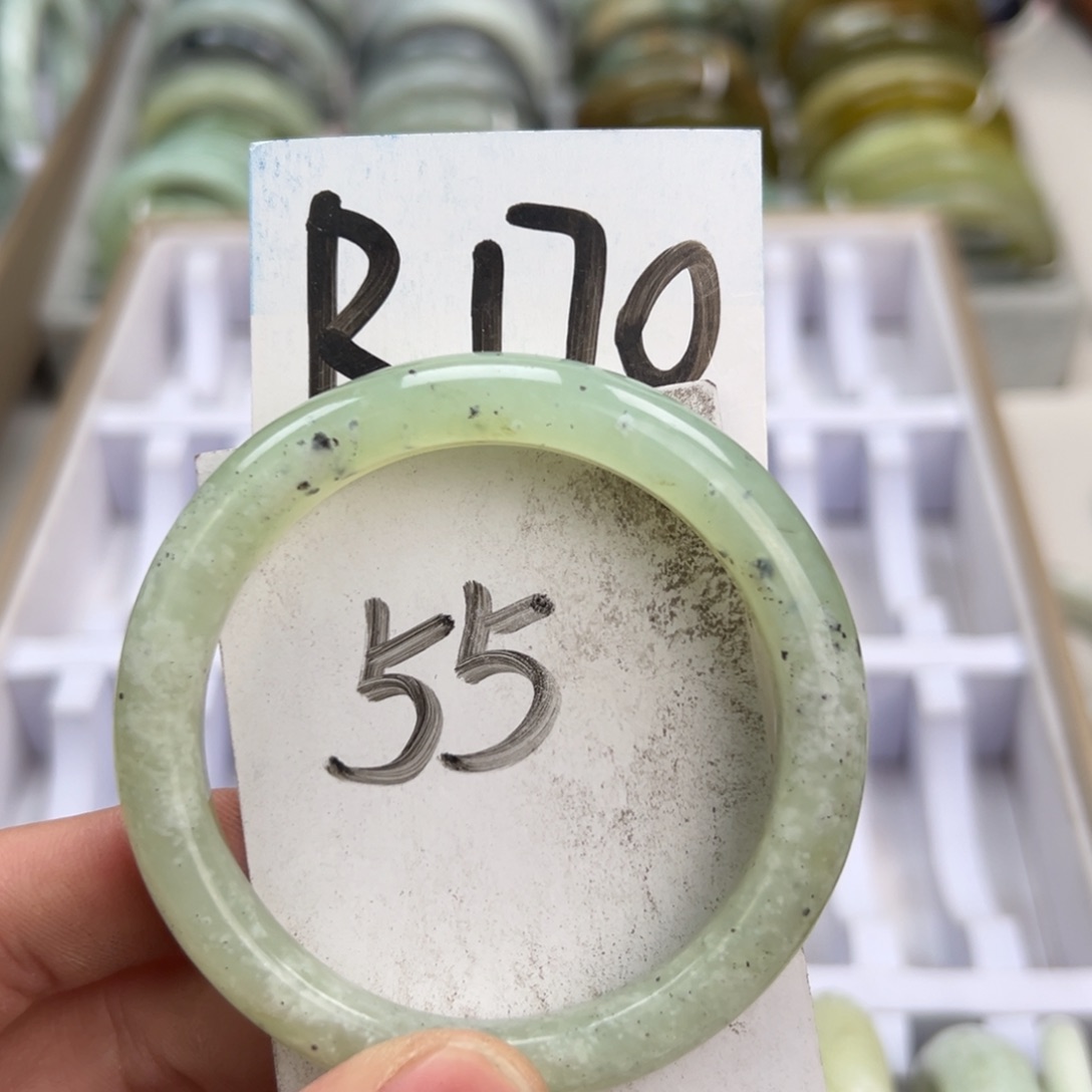 岫玉手镯未镶嵌天然岫玉微瑕可以正常佩戴