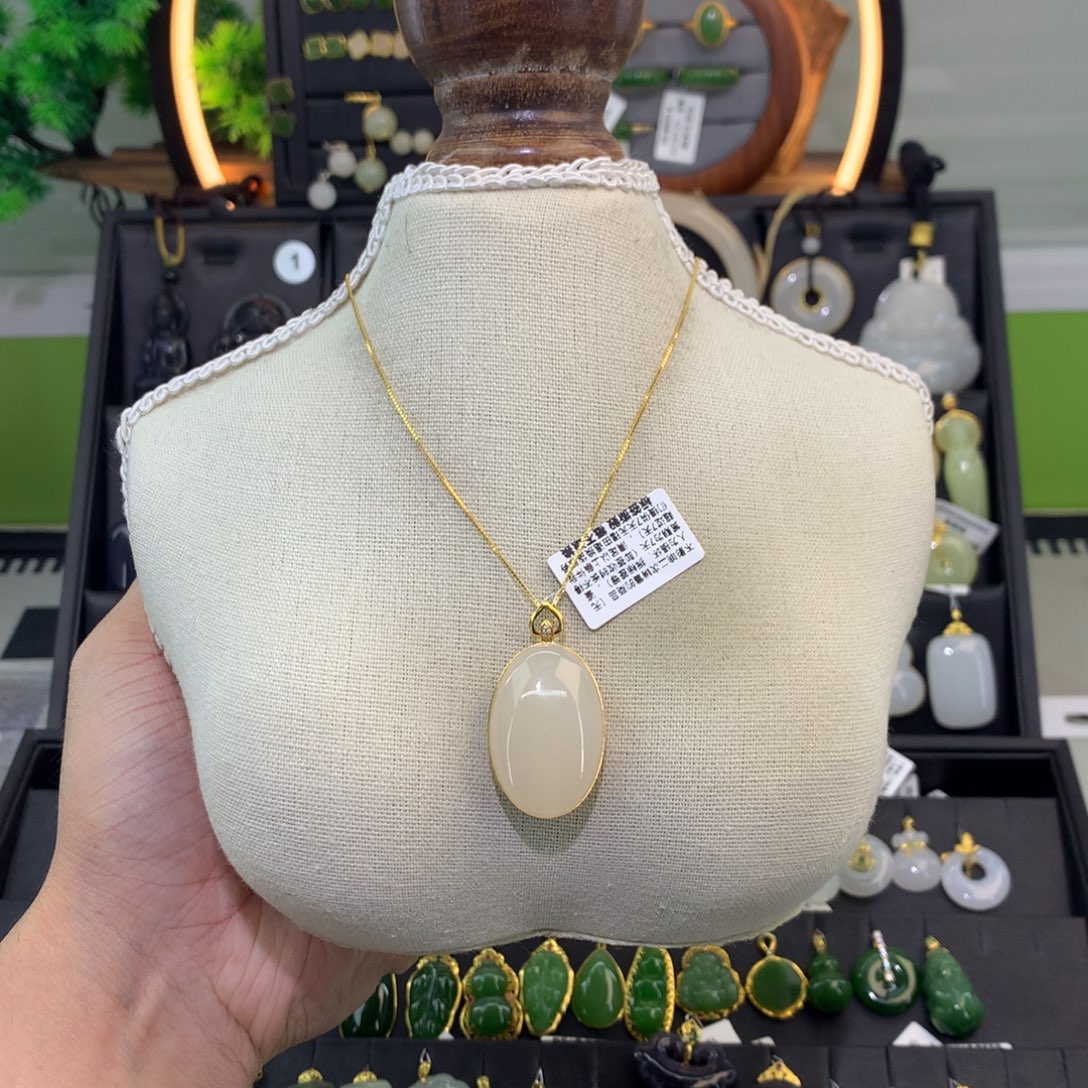 和田玉18K金镶嵌吊坠(赠链)