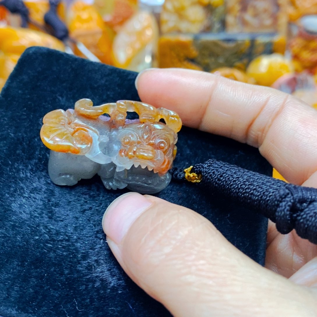 未镶嵌石英质玉（黄龙玉）颈饰