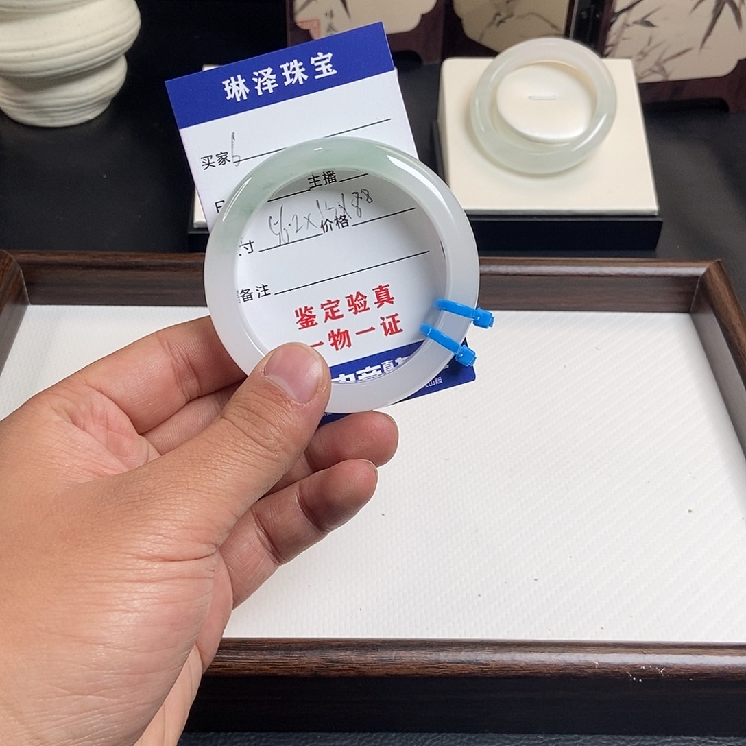 毛***记石英质玉未镶嵌手镯6
