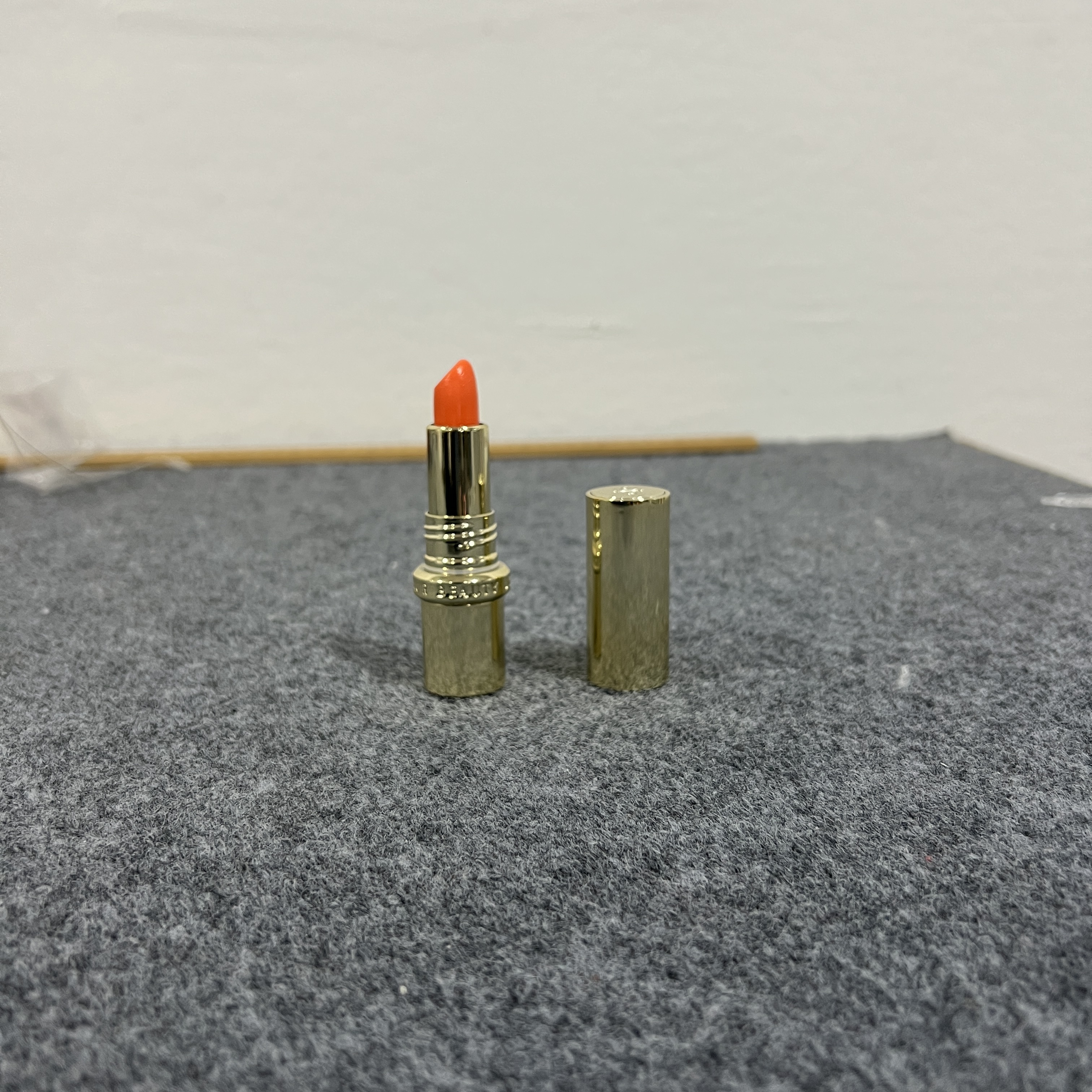 JU380-02柔糯淡彩精华温变口红丰盈饱满滋润唇部