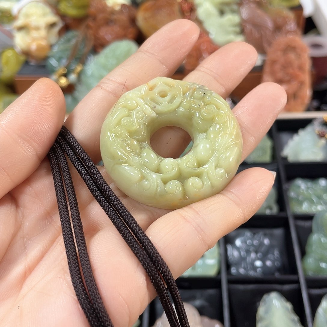 蛇纹石玉颈饰未镶嵌