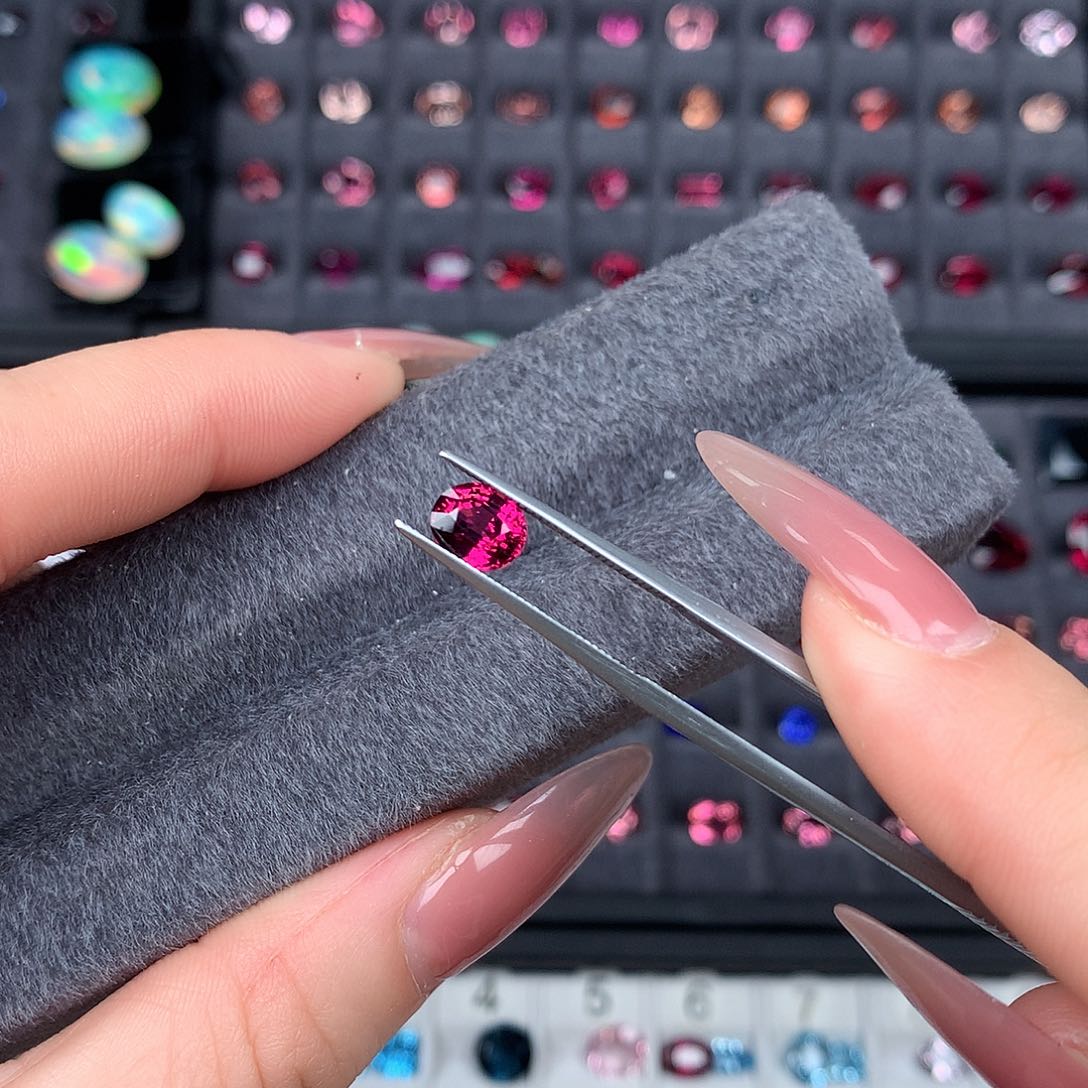 石榴石（紫牙乌）裸石未镶嵌1.43克拉