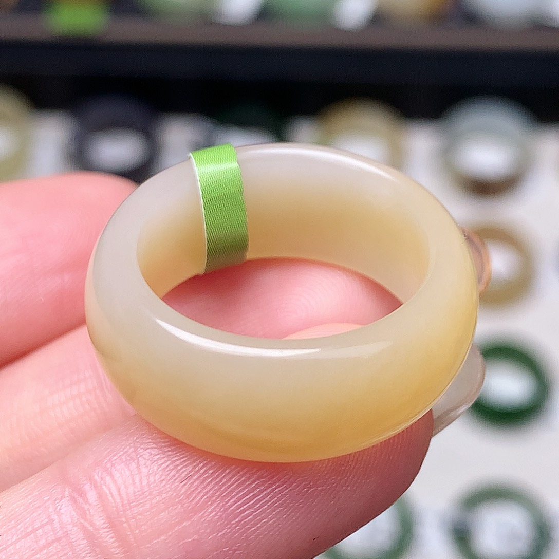 未镶嵌戒指和田玉