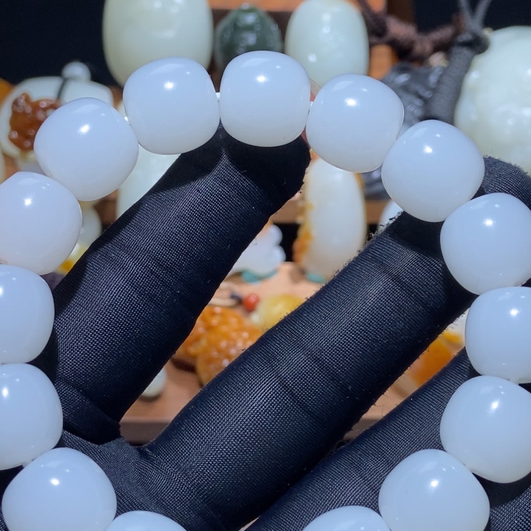 恩***尚和田玉未镶嵌颈饰