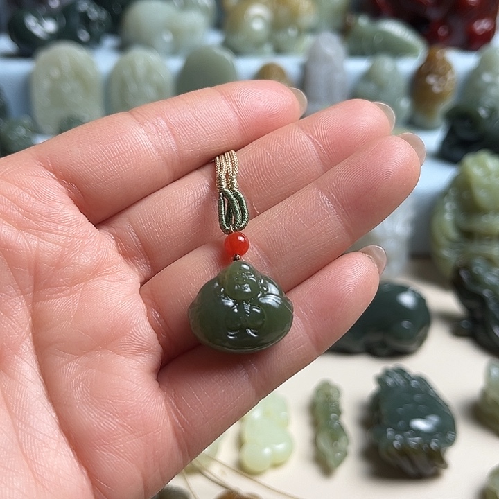 蒸***上和田玉未镶嵌挂件