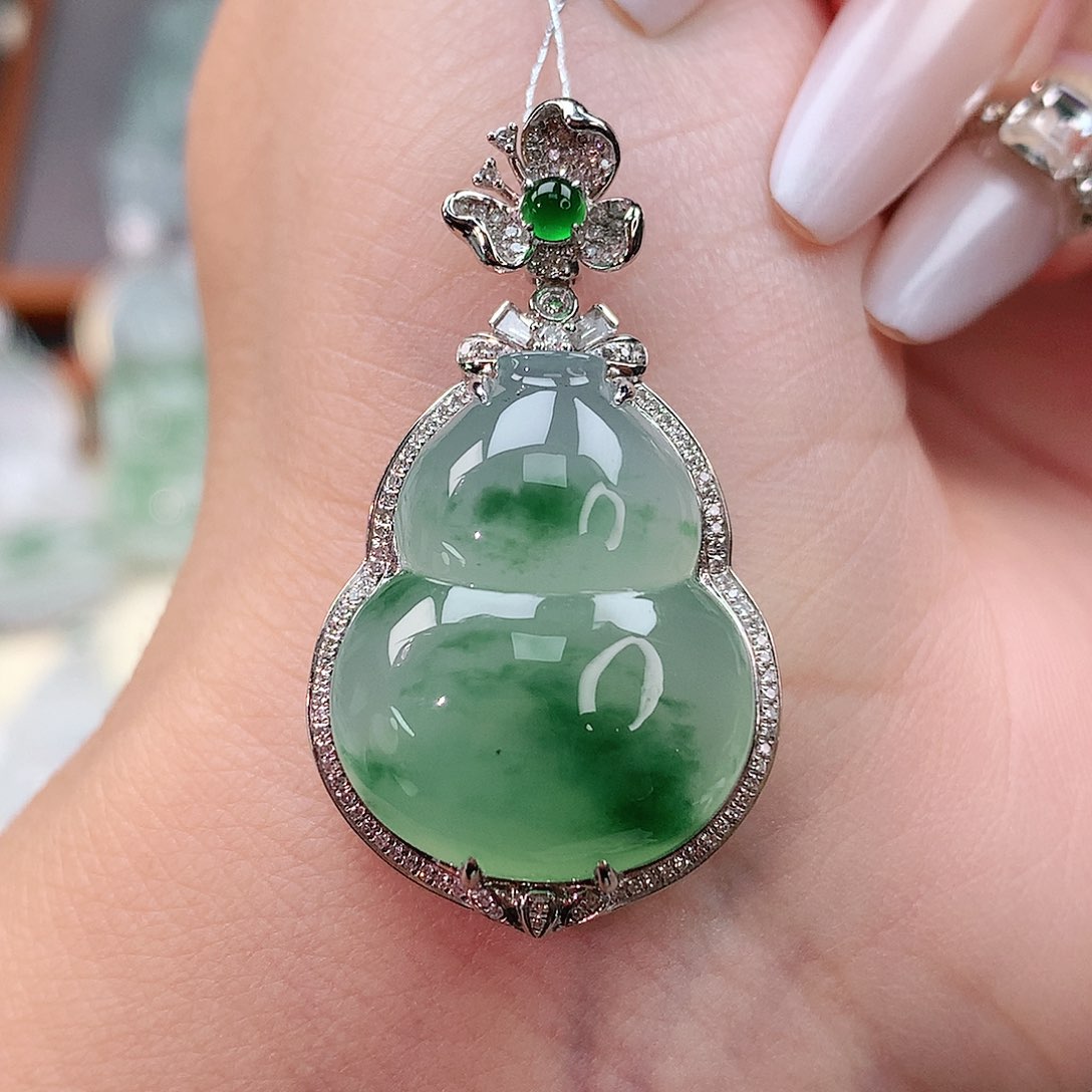 颈饰18K金镶嵌翡翠葫芦