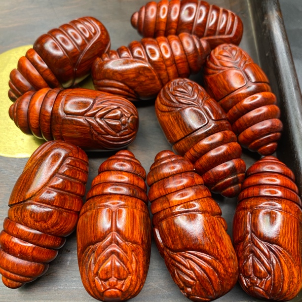 紫檀木高油高密手工雕刻可动蚕蛹东南西北男女文玩手把件把玩件
