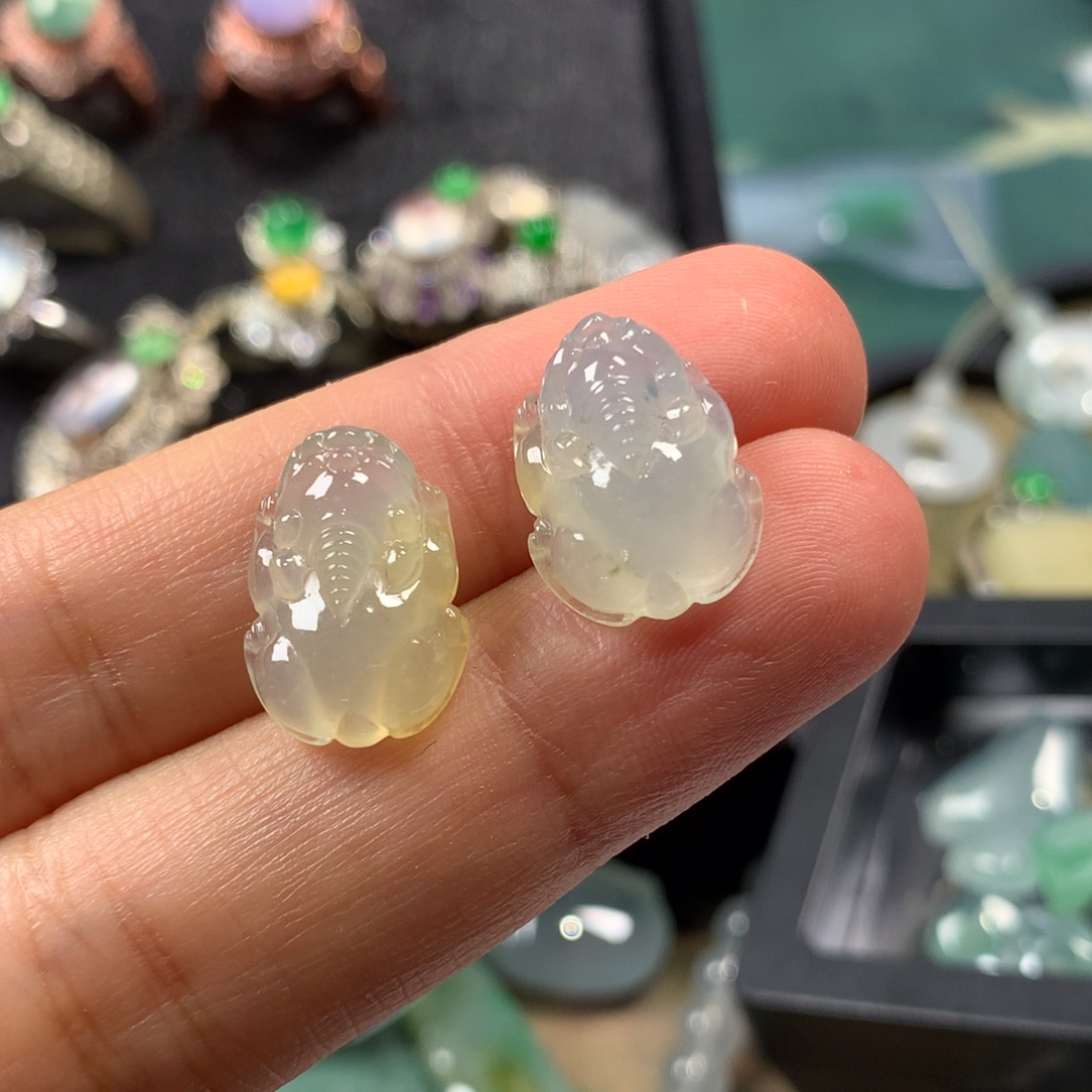 翡翠裸石貔貅两尊