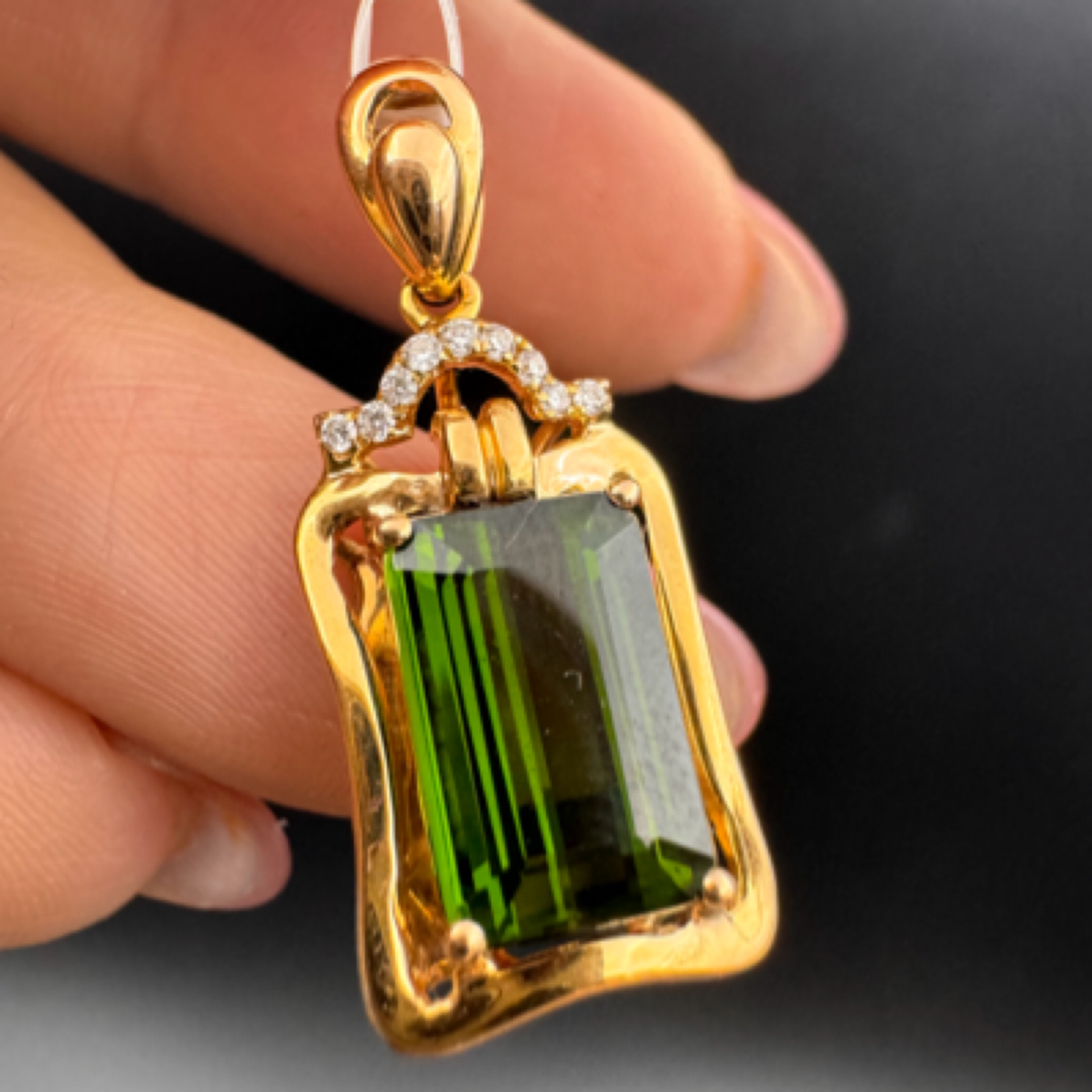 18K金镶绿碧玺吊坠（主石：2.991ct）