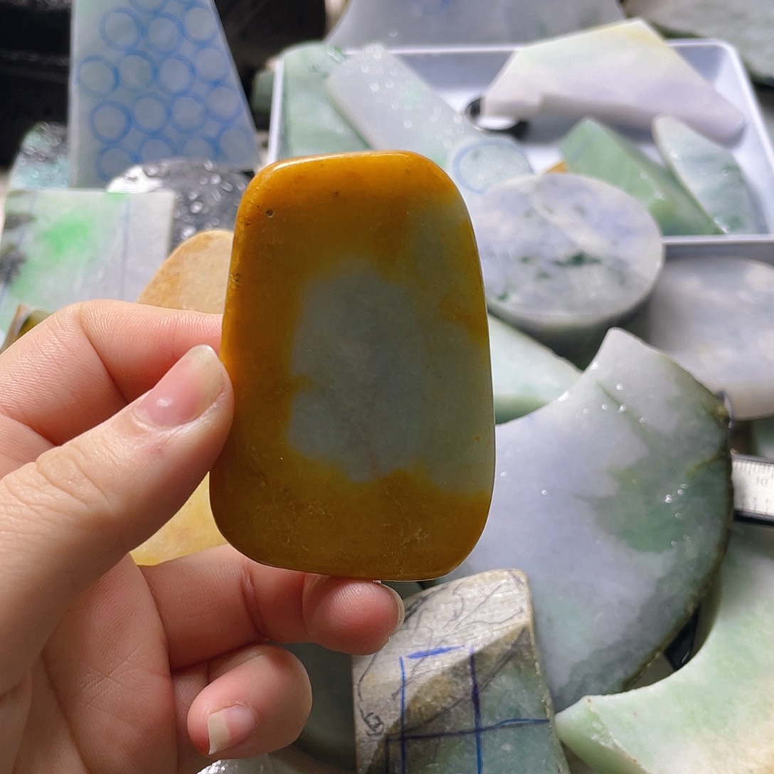 颈饰未镶嵌翡翠金*子。