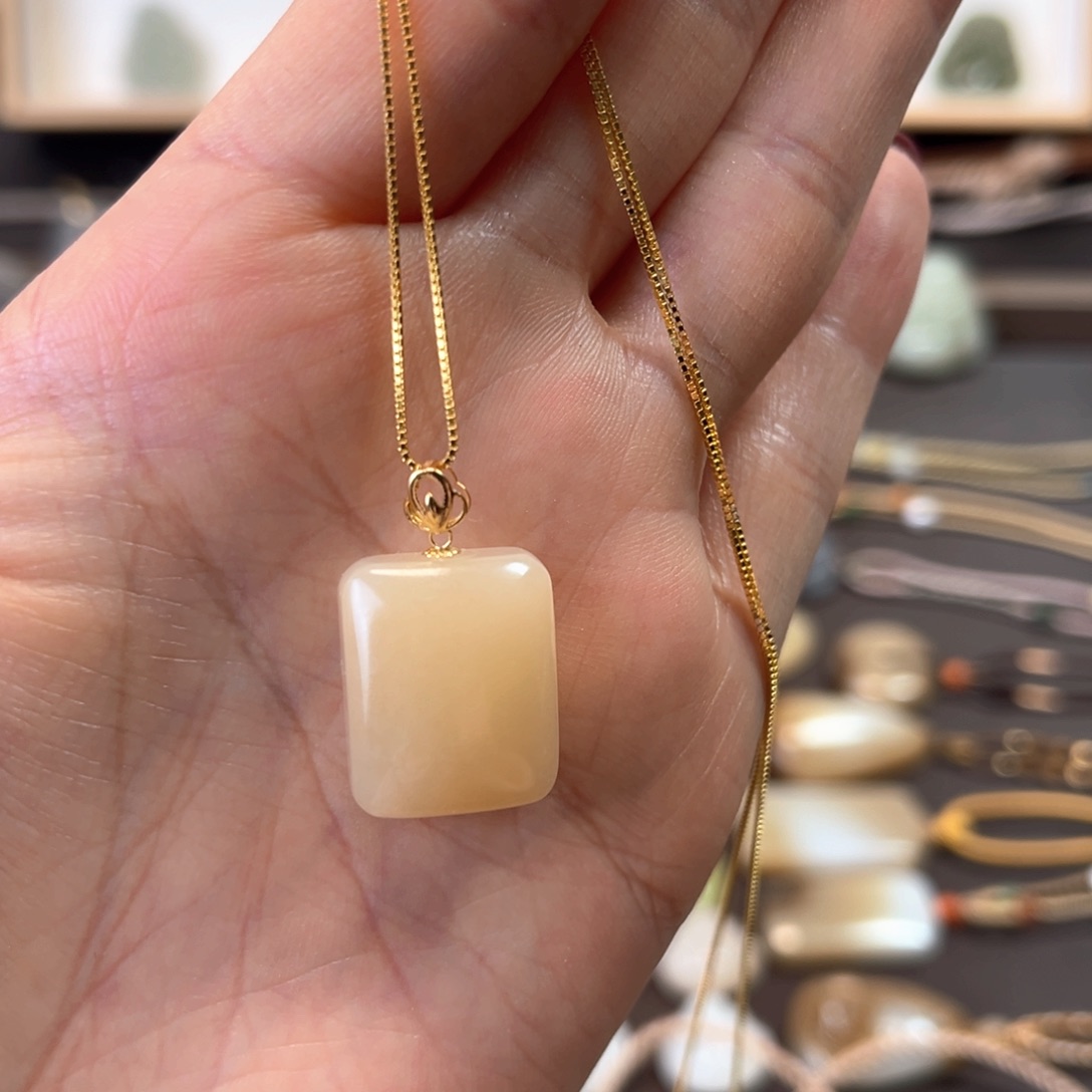 和田玉颈饰18K金镶嵌方糖