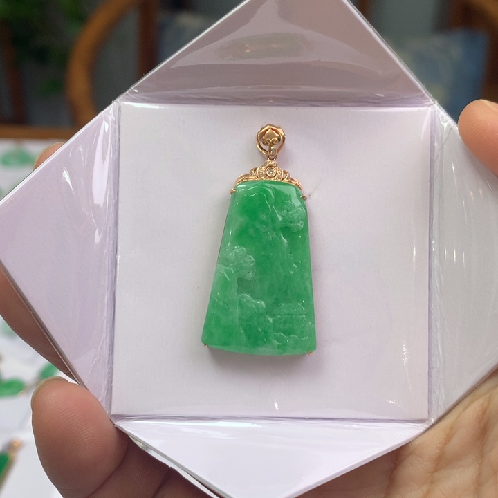 翡翠颈饰18K金镶嵌翡翠吊坠