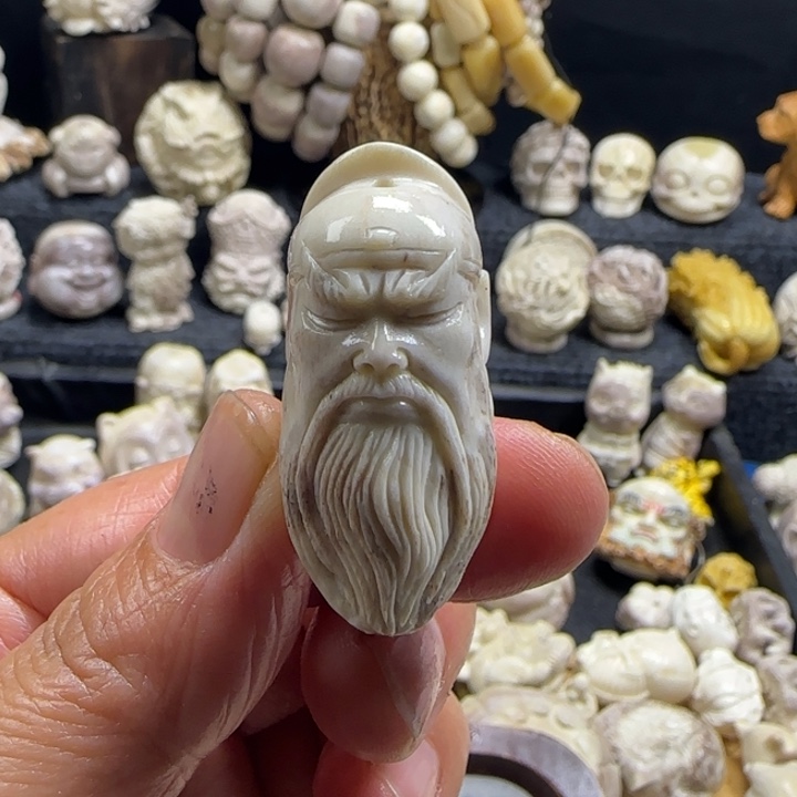 祥***技非金属配饰鹿角雕刻关二爷