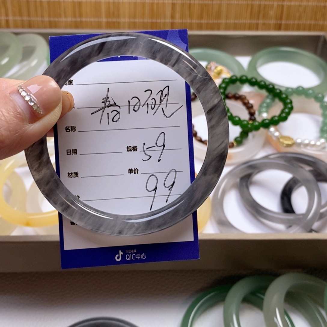 春***砚石英质玉未镶嵌手镯