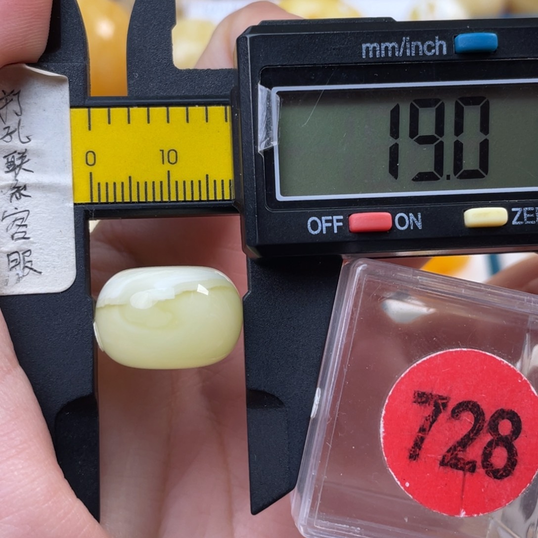 蜜蜡未镶嵌珠宝奇石