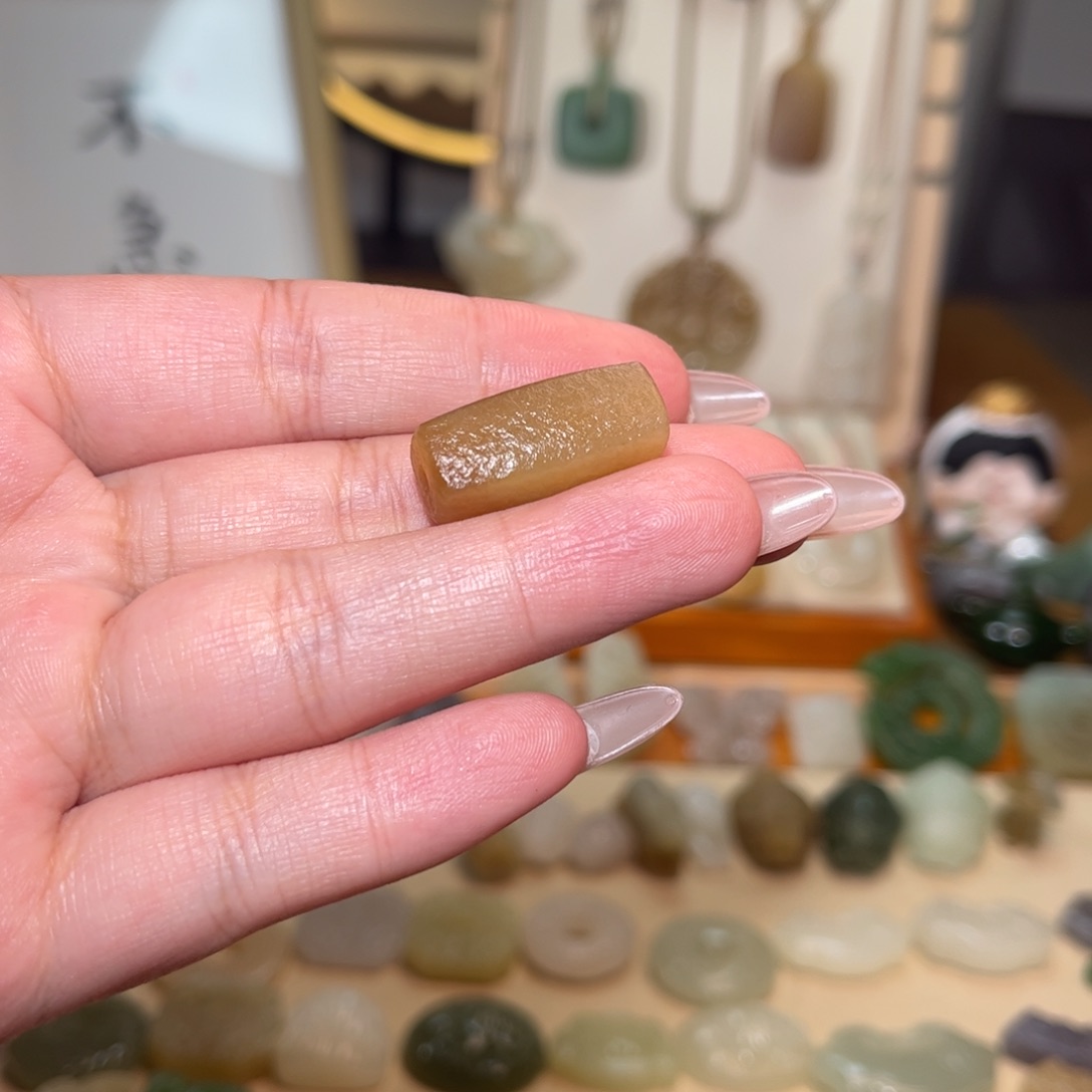 和田玉颈饰未镶嵌关****?