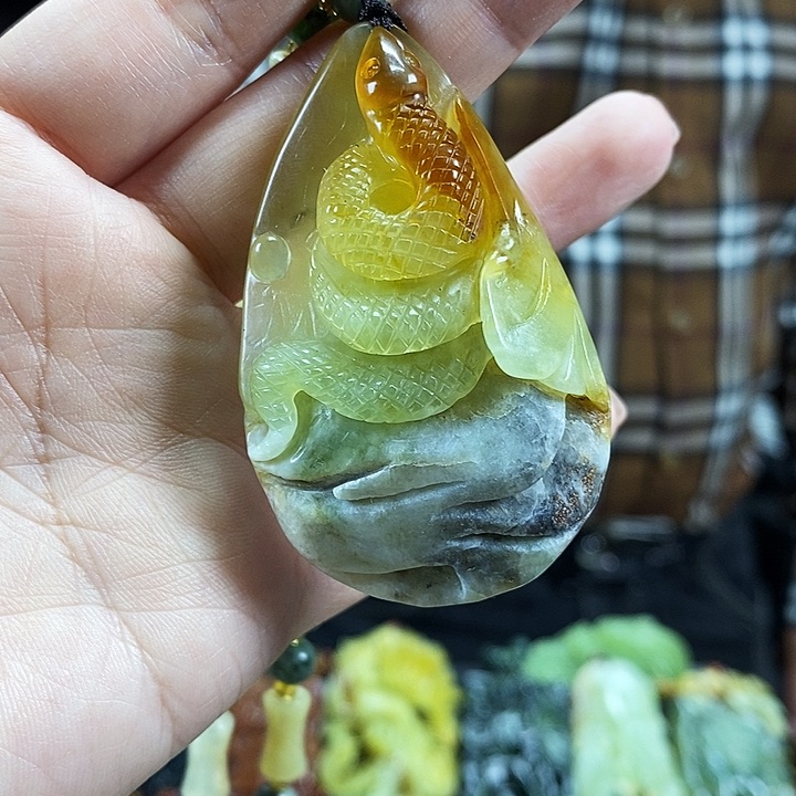 蛇纹石玉未镶嵌吊坠