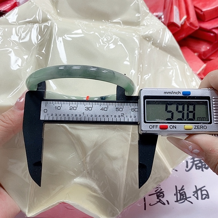 翡翠手镯未镶嵌2。     