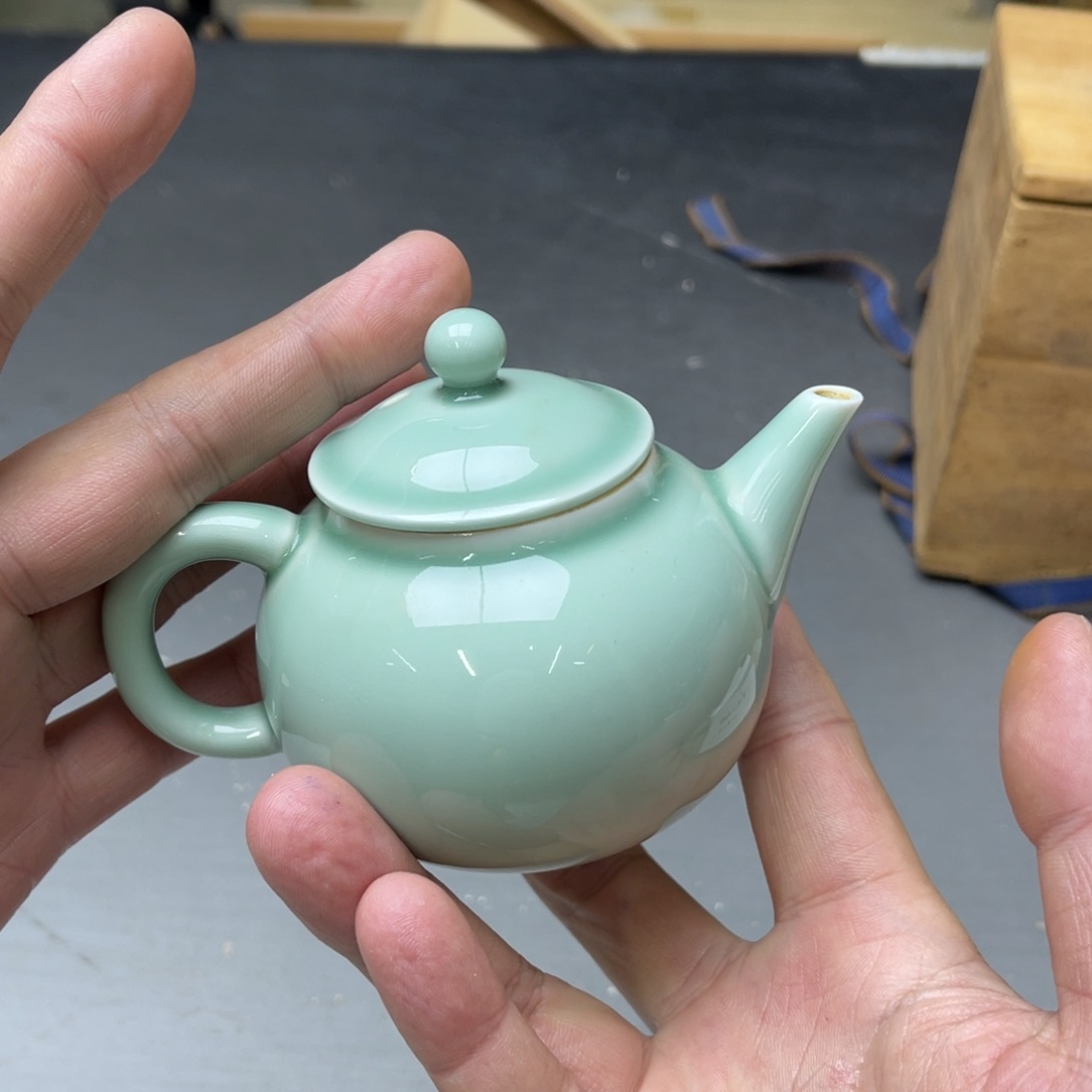 瓷片密密麻麻地铺满一