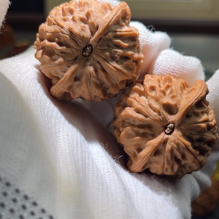 D***_文玩核桃吊坠金牛