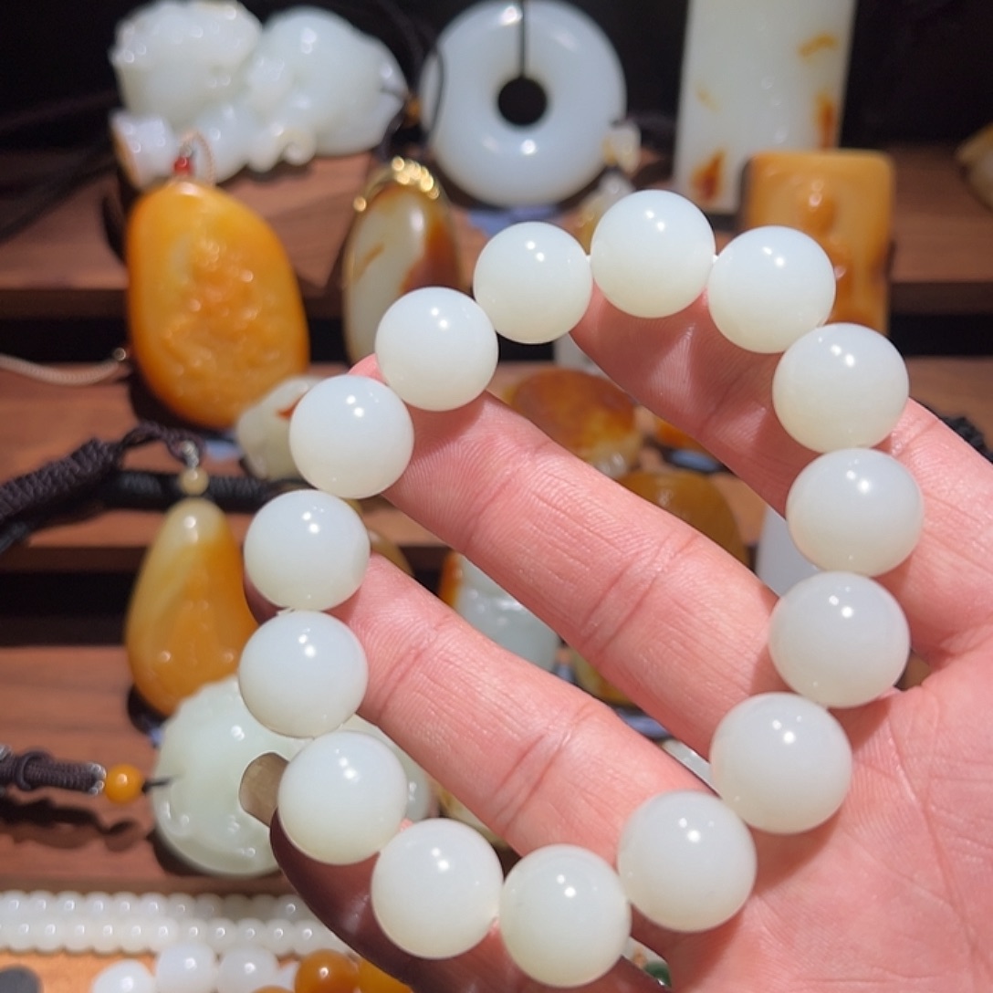 黄***猛和田玉未镶嵌颈饰