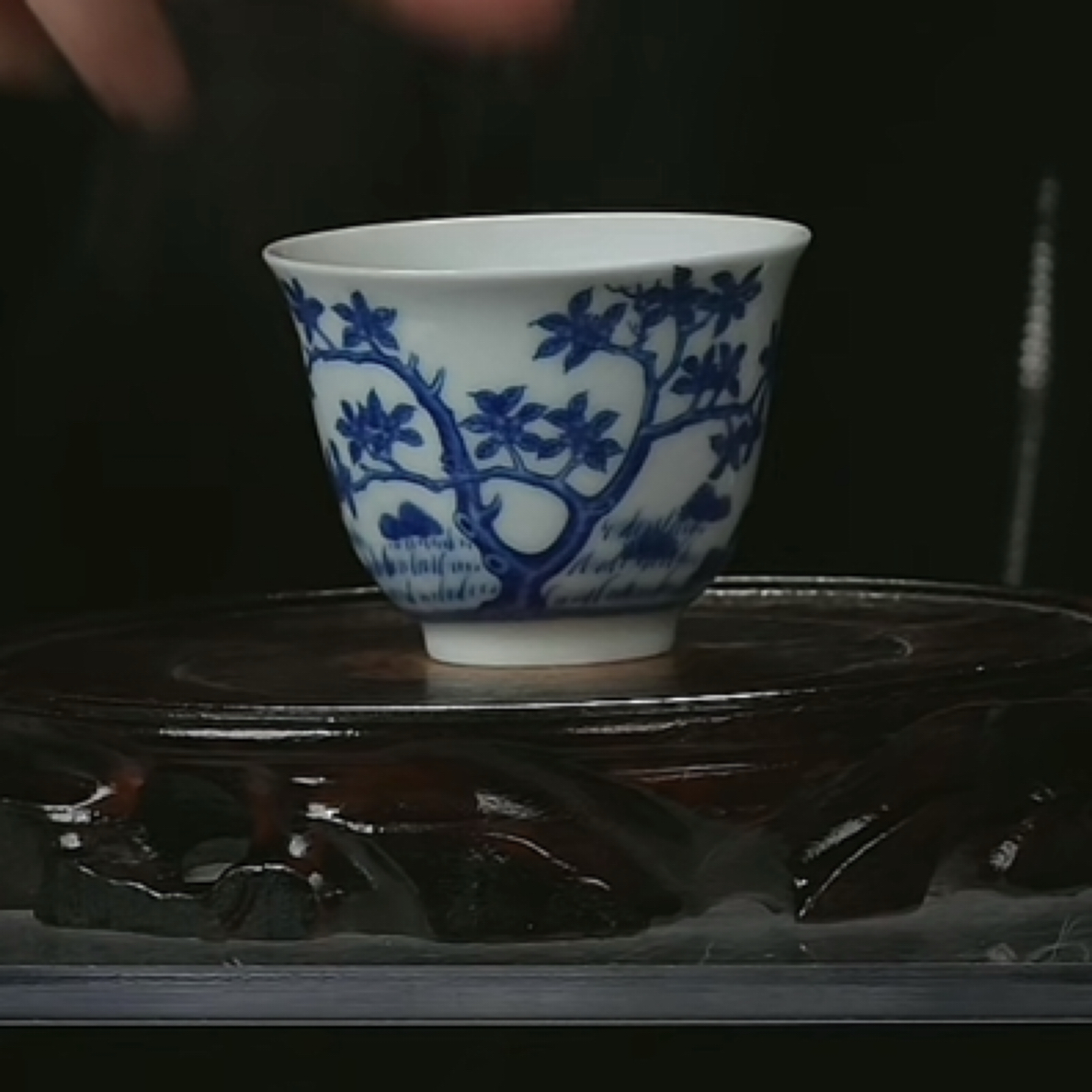 Y青花花卉诗题纹铃铛杯