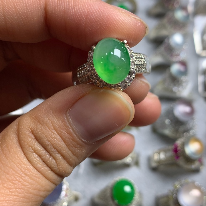 翡翠未镶嵌戒指铜托，卖裸石，需要二次镶嵌