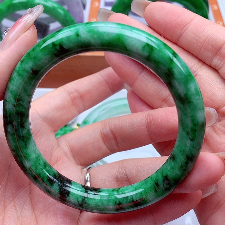 翡翠手镯未镶嵌翡翠