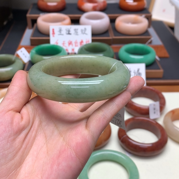 如***'石英质玉（非洲翠）合金佘太翠