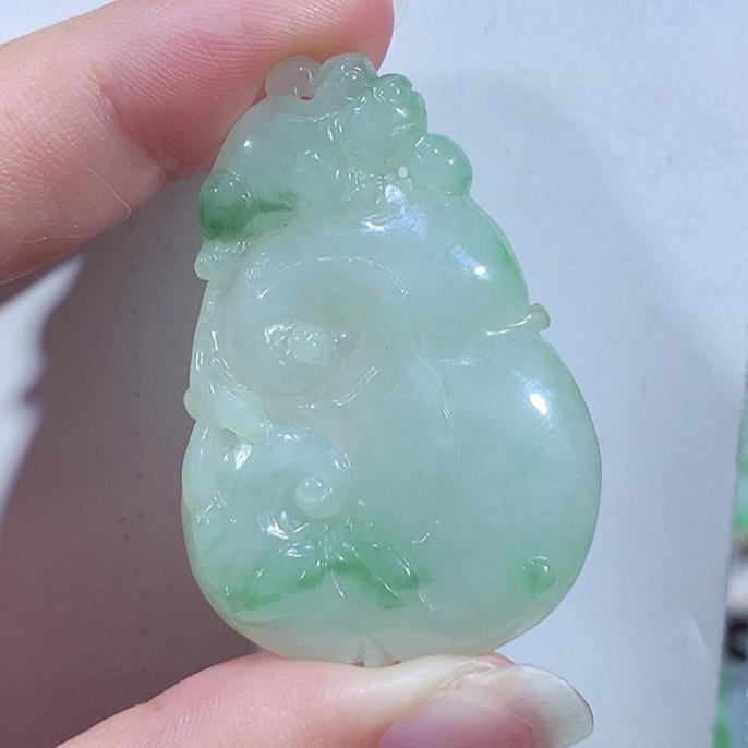 缅甸天然A货翡翠飘绿如意吊坠
