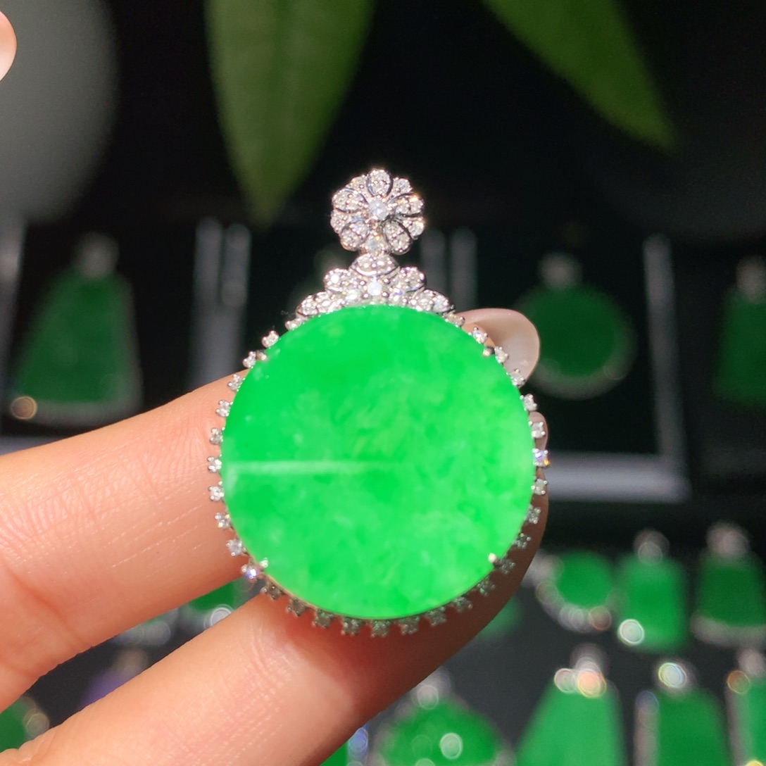 翡翠18K金镶嵌颈饰翡翠