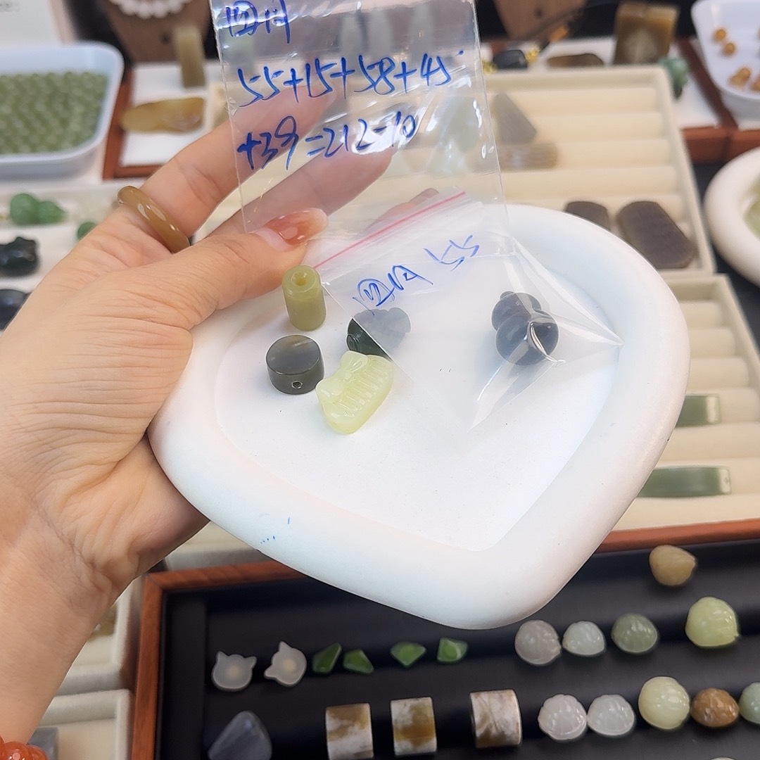 四***喵和田玉未镶嵌珠宝半成品