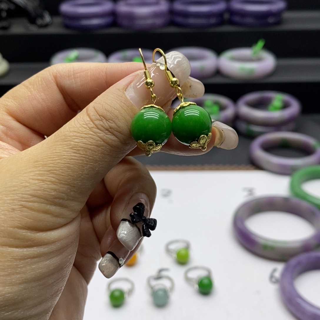 未镶嵌石英质玉珠宝奇石