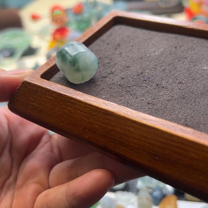 定制翡翠未镶嵌翡翠色路路通