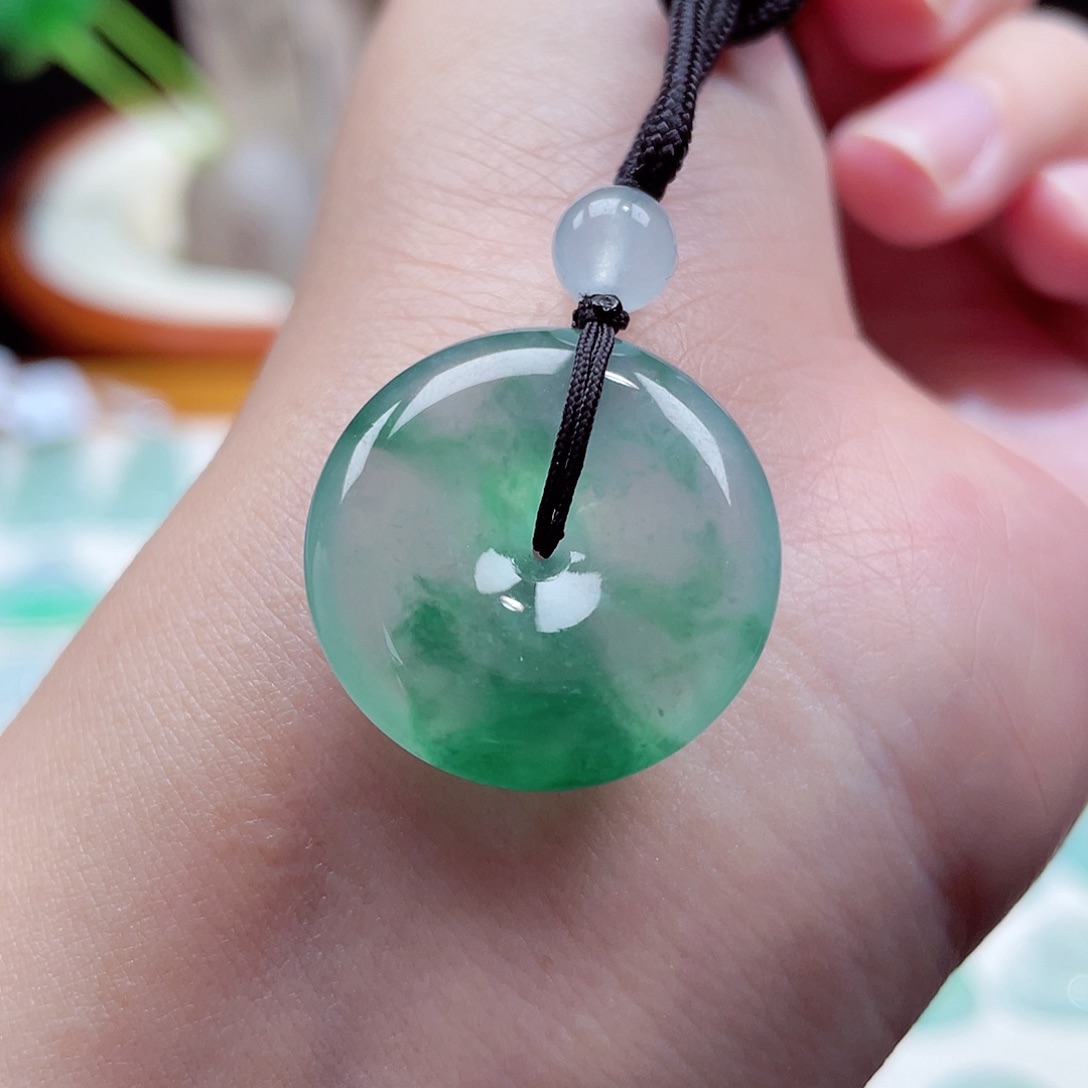 翡翠颈饰未镶嵌平安扣