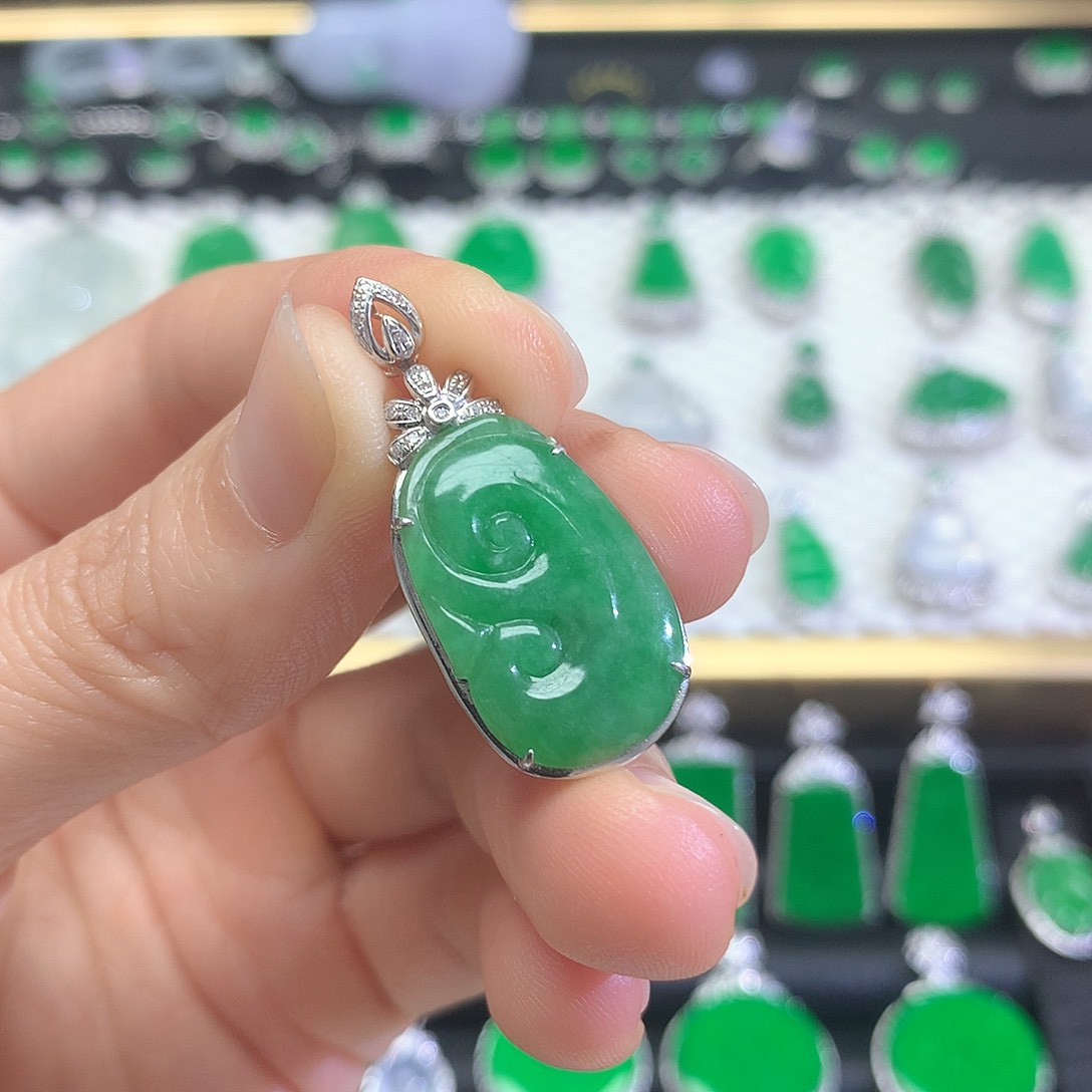 颈饰18K金镶嵌翡翠吊坠